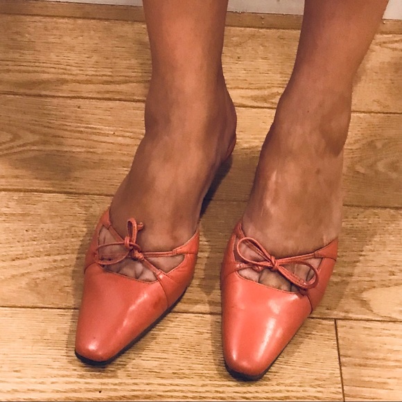 AEROSOLES Shoes - Aerosoles coral pink leather mules with front bow ornament. Size 6. EUC